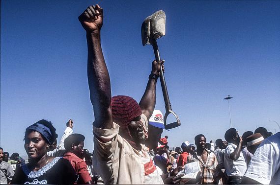 Guenay Ulutuncok
Namibia: Der schwere Weg in die Unabhängigkeit: Neues Selbstbewusstsein. Zweite erlaubte Maifeier der Arbeiter im Township, eine Manifestation des Freiheitswillens.
Katutura, Namibia, 1988
