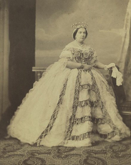 Charles Clifford. Retrato de Isabel II. Entre 1860 y 1861. Biblioteca Nacional de España