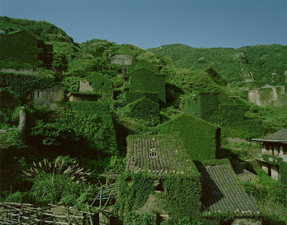Guo Guozhu, Lingering Garden No.2｜122°82′E 30°72′N, 2015. 315g Hahnemühle Photo Rag® Baryta, 128cm x 100cm. Courtesy of the artist.