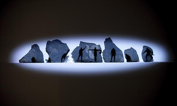 Johanna ReichÀ la lumière, 2019Videoprojektion, 60 x 20 cmauf sechs versteinerte Fossilien