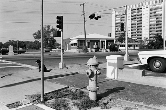 Lee Friedlander Albuquerque, 1972 Courtesy of the artist and Fraenkel Gallery, San Francisco © Lee Friedlander, courtesy Fraenkel Gallery, San Francisco and Luhring Augustine, New York