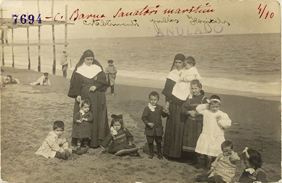 Nuns and children from the Sanatori Marítim de Sant Josep in the neighborhood of La Barceloneta Adolf Mas, 1913© Fundació Institut Amatller d’Art Hispànic