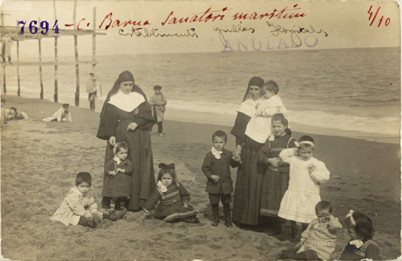 Nuns and children from the Sanatori Marítim de Sant Josep in the neighborhood of La Barceloneta 
Adolf Mas, 1913
© Fundació Institut Amatller d’Art Hispànic