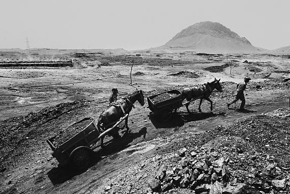Kleinzeche im Bergbaugebiet Gongwusu, Wuhai, Innere Mongolei, Juli 1995© Lu Guang (Contact Press Images)