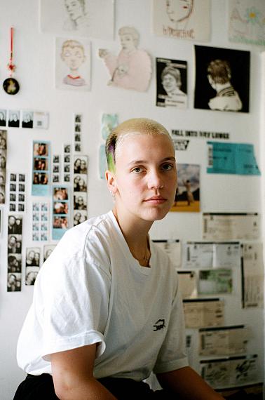 Anna Breit: Luise, aus der Serie Teens (in their rooms)
FOTOHOF edition, 2021