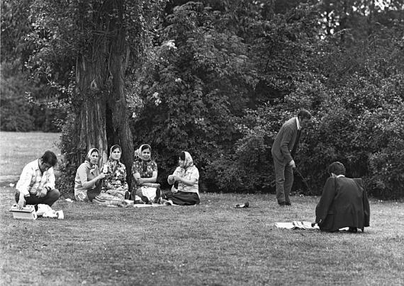 Candida Höfer
aus // from Türken in Deutschland, Volksgarten Köln II, 1974
Gelatin silver print
Ed. 6 + 3 AP
18,7 x 27,8 cm (image), 23 x 30,4 cm (sheet), 36,5 x 46 x 4 cm (frame)
© Candida Höfer, courtesy Galerie Thomas Zander, Cologne