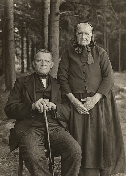 August Sander: Farming Couple, Westerwald, 1912  © Die Photographische Sammlung/SK Sitftung Kultur – August Sander Archiv, KölnVG Bild-Kunst, Bonn, 2022