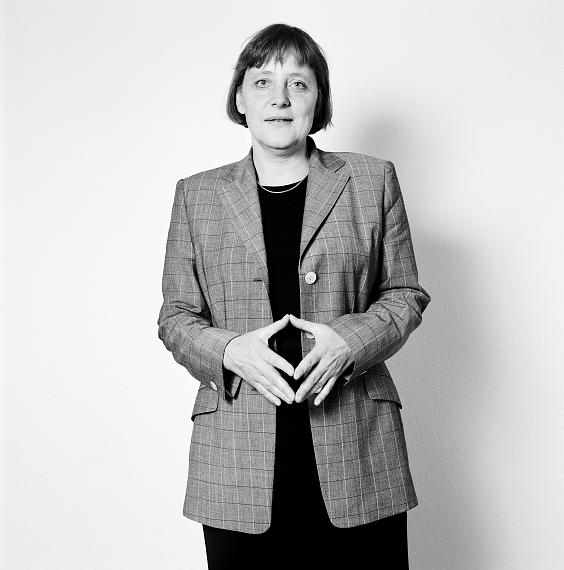 ANGELA MERKEL PORTRÄITS 1991 – 2021