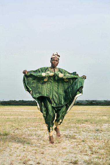 ADEOLU OSIBODU
1 TO THE BURIAL OF AN INLAW, JULY 1992, 2018
From the series: Losing Amos
C-Print on Hahnemühle Baryta
74,25 x 49,5 cm
Edition of 10 + 2ap