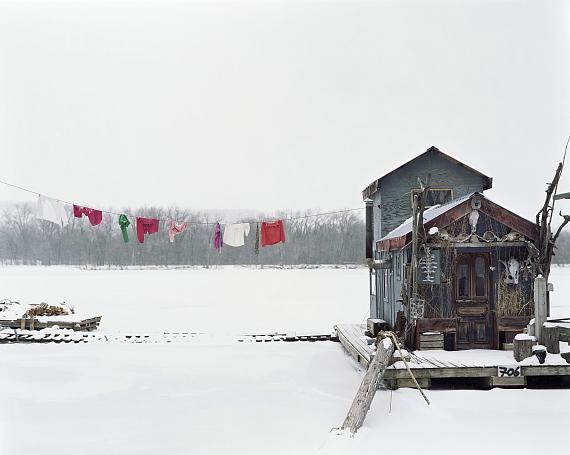 USA. Winona, Minnesota. 2002. Peter’s houseboat. Sleeping by the Mississippi© Alec Soth / Magnum Photos