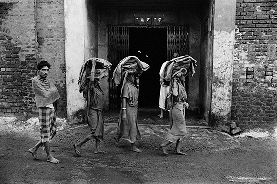 © PABLO BARTHOLOMEW, Workers carrying leather, Tangra, Calcutta, c.1978