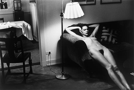 Helmut Newton"'Domestic Nude IV' in my living room. Chateau Marmont, Hollywood". 1992Gelatin silver print. ca. 1993. 38,4 × 56,9 cmEstimate EUR 20.000–30.000