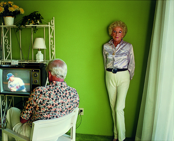 Larry SultanMy Mother Posing for Me, from the series "Pictures from Home", 1983–1992. 1984C-Print. 47,3 × 58,3 cm Estimate EUR 7.000–9.000