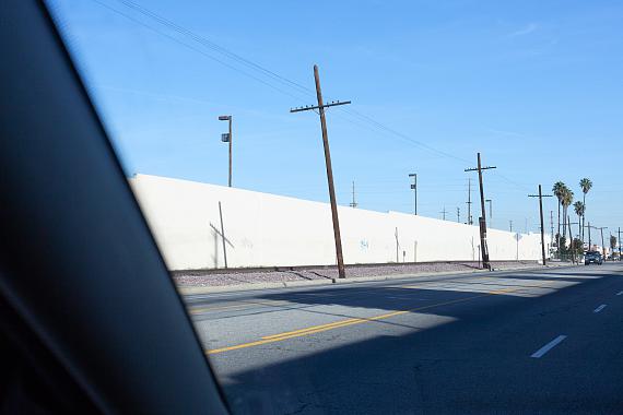 Jens Liebchen
Untitled (Slauson Avenue / Avalon Boulevard) 
from the series L.A. Crossing, 2010-2022
Archival Pigment Print, 80 x 60 cm, framed
Edition of 5
© Jens Liebchen