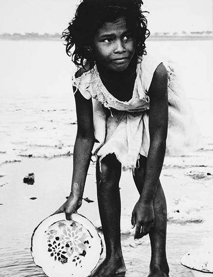 La niña de la salina, entre Pampatar y Punta Ballena, Isla de Margarita, Venezuela, 1958 Fundación MAPFRE Collections© Paolo Gasparin