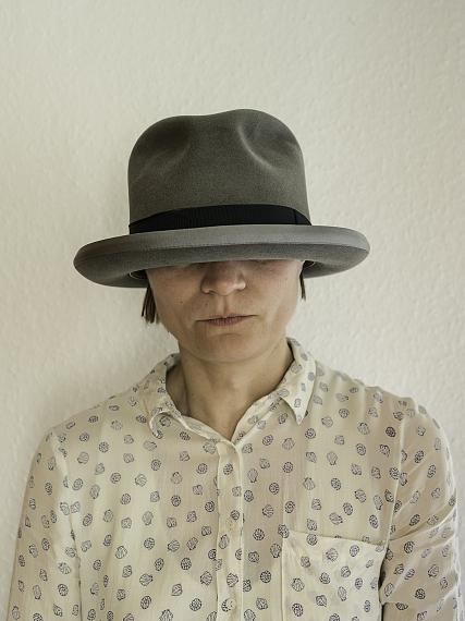 Elina BrotherusThe Hat is too Big (The Joseph Beuys Hat), 2017Aus der Serie Meaningless Work© Elina Brotherus, 2022
