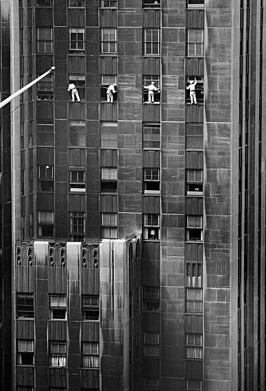 Inge MorathWindow Washers, Rockefeller Center, New York, USA, 1958© Magnum Photos / Inge Morath Foundation / Fotohof archiv