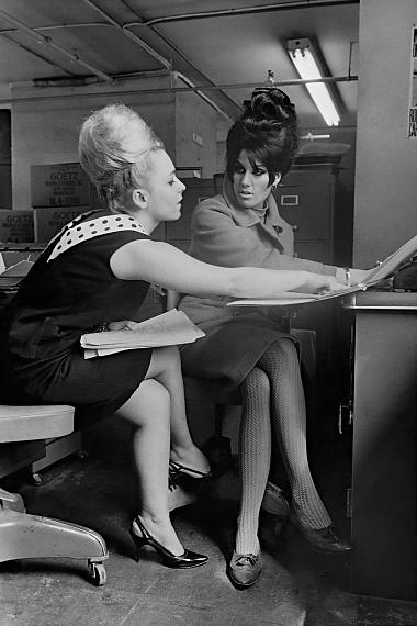 Inge MorathBookkeepers, Sharon Goldberg and Barbara Rosman, New York, USA, 1965© Magnum Photos / Inge Morath Foundation / Fotohof archiv