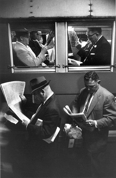 Penn Station – Hommage ans Lesen, New York, 1956 © Louis Stettner Estate