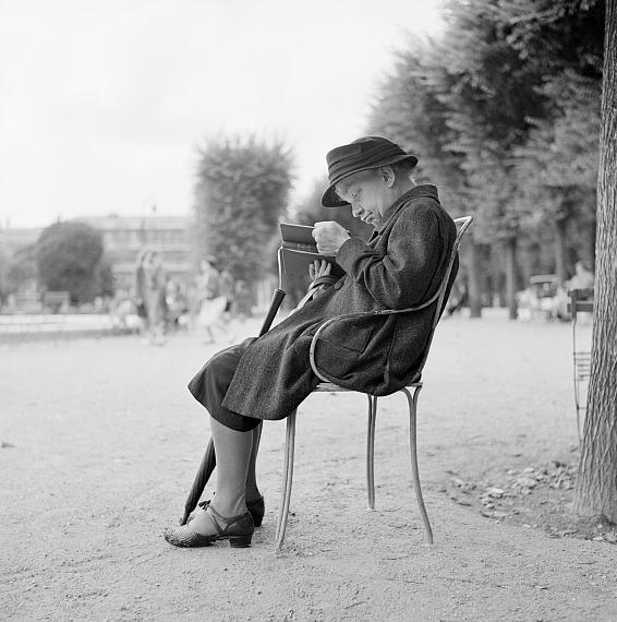 Woman reading in a park. Paris, 1956 © Bill Perlmutter