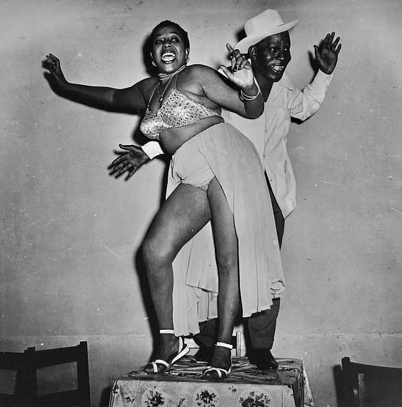 Lot 133
Constantino Arias (1920-1991)
La Habana, pareja bailando sobre una mesa en el Rumba Palace, década de 1950