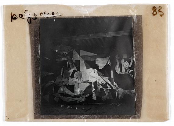 Lot 6Dora MAAR (1907 - 1997)Guernica en cours de réalisationdans l'atelier de la rue des GrandsAugustins - Paris, May-June 1937Vintage gelatin silver print: 5,70 × 5,50 cmNegative: 6 × 6 cm, Modern print: 40 × 30 cmEstimate:€2,500 - 3,500