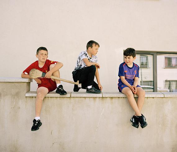 Josh (center) and his cousins, Limerick, 2019© Tamara Eckhardt aus der Serie "Youth of the Island Field" 