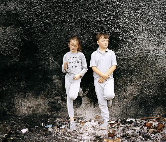 Portrait of two children leaning against a wall, Limerick, 2020© Tamara Eckhardt aus der Serie "Youth of the Island Field"