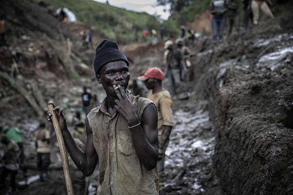 A miner takes a cigarette break at a gold mine in Iga Barriere, May 2021  © Finbarr O'Reilly for Fondation Carmignac