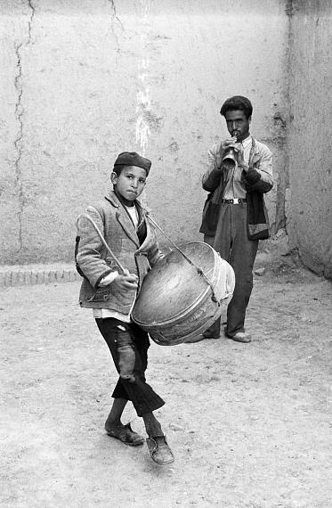 Inge Morath: Iran, 1956, Musicians in the street© Inge Morath / Magnum Photos