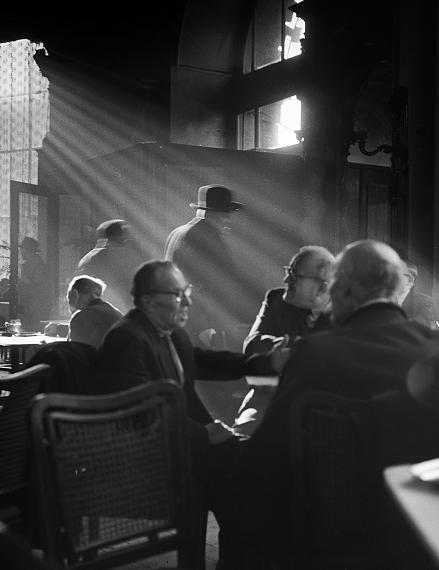 Péter Nádas
A New York Kávéházban / The coffee house New York, 1962
Gelatin silver print, signed
24.1 x 18.3 cm