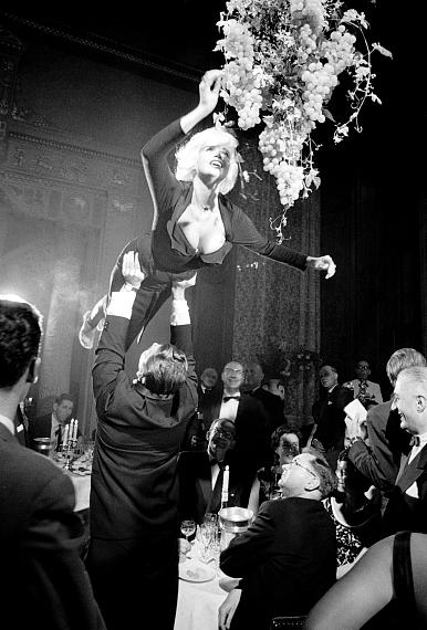 © Robert Lebeck: 'Jayne Mansfield bei der Weinprobe, Berlin 1961' 