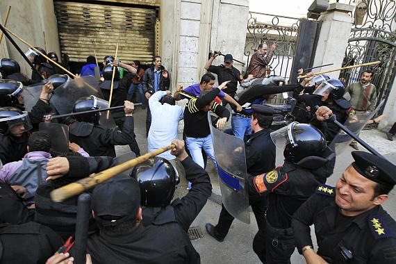 Ägypten, Kairo, Arabischer Frühling, 2011
Kämpfe zwischen Pro-Mubarak- und Anti-Mubarak- Gruppen wurden mit brutaler Gewalt ausgetragen.
© Goran Tomašević / Edition Lammerhuber