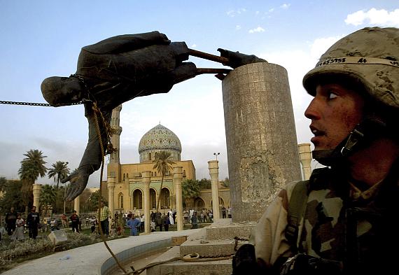 Irak, Bagdad, 2003
US-Truppen waren in Bagdad eingedrungen und hatten das Hotel Palestine erreicht. Die Saddam-Statue wurde umgerissen.
© Goran Tomašević / Edition Lammerhuber
