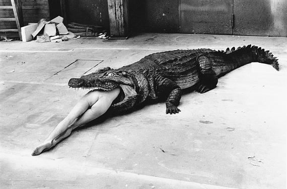 Helmut NewtonCrocodile, Pina Bausch Ballett, Wuppertal, 1983© Helmut Newton Foundation