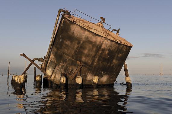 An oil tank inside Lake Maracaibo, Zulia State.
© Fabiola Ferrero for Fondation Carmignac