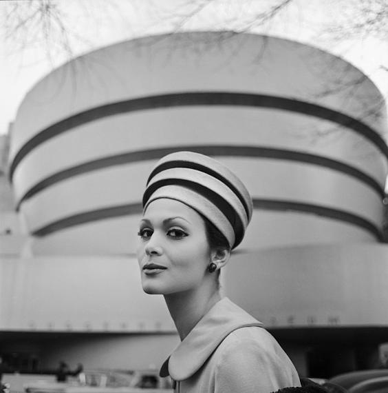 Tony Vaccaro: The Guggenheim Hat, New York, 1960Courtesy of Monroe Gallery of Photography and the Tony Vaccaro Studio© Tony Vaccaro Studio