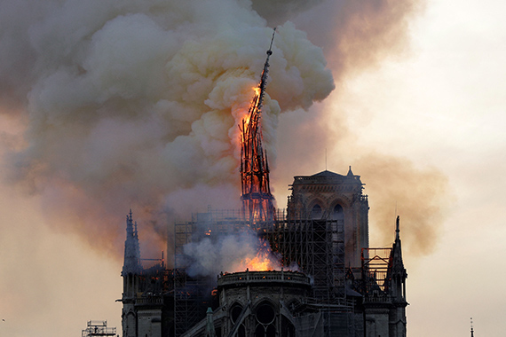 Lot 193 :
Geoffroy VAN DER HASSELT
The steeple and spire of the landmark Notre-Dame Cathedral collapses as the cathedral is engulfed in flames. Paris, April 15, 2019.
Gelatin silver print on satin paper, from digital file (chromogenic lambda print). 
Blind stamp AFP in the lower right margin. Stamp « AFP 5/11/2022 
Edition Spéciale N° : 1/1 » on verso.
Image : 44 x 66 cm - 17.3 x 26 in
Papier : 60 x 80 cm - 23.6 x 31.5 in