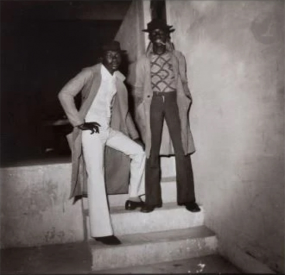 Lot 300
Sanlé Sory (1943)
On the steps of the Ciné Sya. Bobo-Dioulasso. Burkina Faso, 1973.
Silver print (2017), signed and dated in pencil on the back.
Image: 20x20cm
Sheet: 30,2x24cm