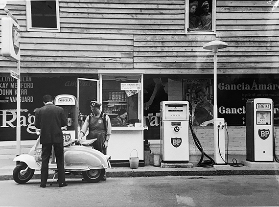 Ernesto Fantozzi, Distributore di Benzina in Viale Regina Giovanna, Milano 1961Courtesy: © Ernesto Fantozzi / Courtesy ADMIRA, Milano
