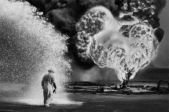 Sebastião Salgado
Greater Burhan Oil Field, Kuwait, 1991
Platinum-Palladium Print
35 2/5 × 47 1/5 in | 89.9 × 119.9 cm
© Sebastião Salgado, Courtesy Robert Klein Gallery, Boston