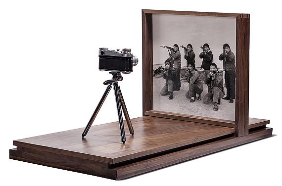 Cai Dongdong
Aiming at the Camera, 2017
Silver gelatin print, camera, wood
120 x 56 x 50 cm
Courtesy: Sammlung Wemhöner