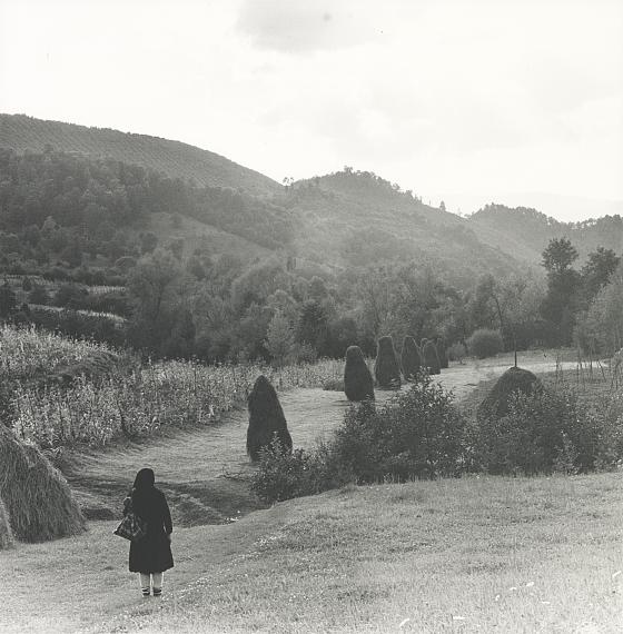 Landschaft mit Frau bei Valera St., Rumänien, 1978 © Manfred Paul