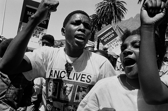 Marche à l’occasion de la libération de Nelson Mandela, Le Cap, Afrique du Sud, 1990 © Patrick Zachmann / Magnum Photos