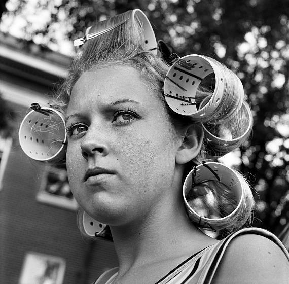 Rosalind Fox Solomon
Getting Ready for the Dance, Alabama, 1976
Archival Pigment Print
16×20 inches
© Rosalind Fox Solomon / MUUS Collection