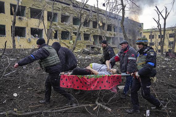 World Press Photo of the Year 2023, Mariupol Maternity Hospital Airstrike, Ukraine, © Evgeniy Maloletka / Associated Press