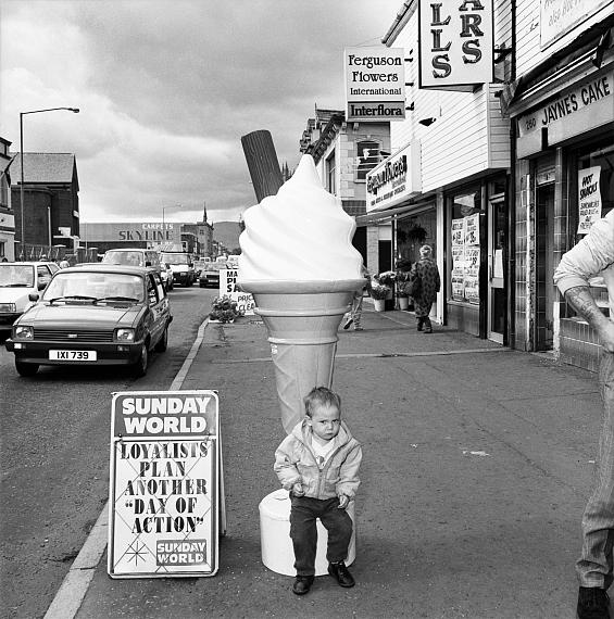 Rosalind Fox Solomon
Ireland, 1989
Archival Pigment Print
16×20 inches
© Rosalind Fox Solomon / MUUS Collection