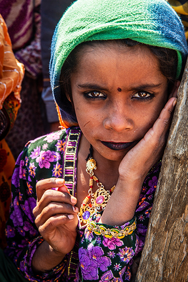 A little Mohana girl in Sindh. Very few children from this ethnic group go to school. Little girls wear make-up and very colourful clothes. They are married at a very young age and will live on their husband’s family’s boat.© Sarah Caron/Edition Lammerhuber