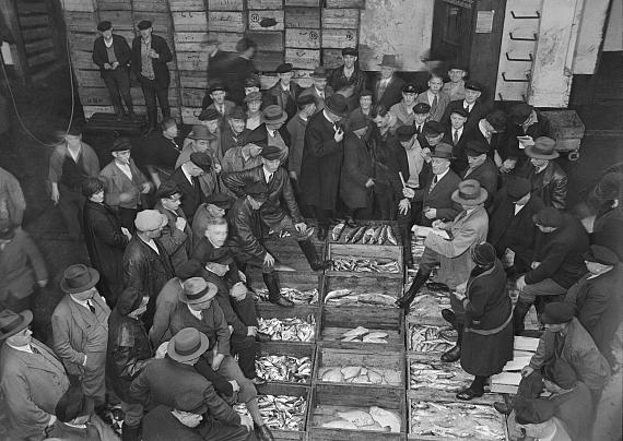 Fide Struck
Hamburger Börse von oben, Makler auf Bänken, August 1933
© bpk-Bildagentur - Fide Struck (Slg. Thomas Struck)