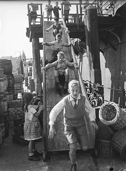 Fide Struck
Hamburger Hafen, Kinder spielen auf einer Rutsche, um 1932
© bpk-Bildagentur - Fide Struck (Slg. Thomas Struck)